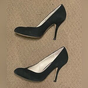 STEVE MADDEN PUMPS BLACK SUEDE SZ 8 LIKE NEW WORN ONCE INSIDE.